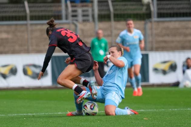Leverkusen, Deutschland 15. September 2025: 1. FBL - 2025 2026 - Bayer 04 Leverkusen vs. FC Union Berlin Im Bild: v.li. im Zweikampf Carlotta Wamser (Bayer Leverkusen) und Dina Orschmann (Union Berlin) DFB regulations prohibit any use of photographs as image sequences and or quasi-video Ulrich-Haberland-Stadion Nordrhein Westfalen Copyright: xFotostandx xFantinix