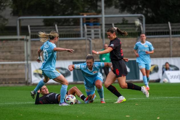 Leverkusen, Deutschland 15. September 2025: 1. FBL - 2025 2026 - Bayer 04 Leverkusen vs. FC Union Berlin Im Bild: v.li. im Zweikampf Eileen Campbell (Union Berlin), Carlotta Wamser (Bayer Leverkusen), Dina Orschmann (Bayer Leverkusen) und Katharina Piljic (Bayer Leverkusen) DFB regulations prohibit any use of photographs as image sequences and or quasi-video Ulrich-Haberland-Stadion Nordrhein Westfalen Copyright: xFotostandx xFantinix