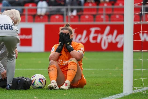 Leverkusen, Deutschland 15. September 2025: 1. FBL - 2025 2026 - Bayer 04 Leverkusen vs. FC Union Berlin Im Bild: Torhüterin Friederike Repohl (Bayer Leverkusen) verletzt sich und muss ärztlich behandelt werden DFB regulations prohibit any use of photographs as image sequences and or quasi-video Ulrich-Haberland-Stadion Nordrhein Westfalen Copyright: xFotostandx xFantinix