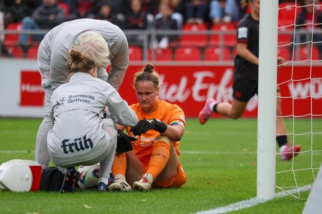 Leverkusen, Deutschland 15. September 2025: 1. FBL - 2025 2026 - Bayer 04 Leverkusen vs. FC Union Berlin Im Bild: Torhüterin Friederike Repohl (Bayer Leverkusen) verletzt sich und muss ärztlich behandelt werden DFB regulations prohibit any use of photographs as image sequences and or quasi-video Ulrich-Haberland-Stadion Nordrhein Westfalen Copyright: xFotostandx xFantinix