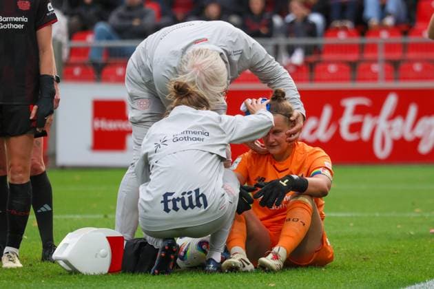 Leverkusen, Deutschland 15. September 2025: 1. FBL - 2025 2026 - Bayer 04 Leverkusen vs. FC Union Berlin Im Bild: Torhüterin Friederike Repohl (Bayer Leverkusen) verletzt sich und muss ärztlich behandelt werden DFB regulations prohibit any use of photographs as image sequences and or quasi-video Ulrich-Haberland-Stadion Nordrhein Westfalen Copyright: xFotostandx xFantinix