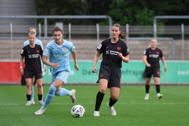 Leverkusen, Deutschland 15. September 2025: 1. FBL - 2025 2026 - Bayer 04 Leverkusen vs. FC Union Berlin Im Bild: v.li. Sophie Weidauerf (Union Berlin) und Katharina Piljic (Bayer Leverkusen) DFB regulations prohibit any use of photographs as image sequences and or quasi-video Ulrich-Haberland-Stadion Nordrhein Westfalen Copyright: xFotostandx xFantinix