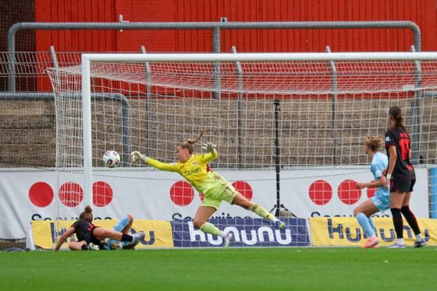 Leverkusen, Deutschland 15. September 2025: 1. FBL - 2025 2026 - Bayer 04 Leverkusen vs. FC Union Berlin Im Bild: v.li. Carlotta Wamser (Bayer Leverkusen) erzielt eine Torchance, kann allerdings nicht verwandeln DFB regulations prohibit any use of photographs as image sequences and or quasi-video Ulrich-Haberland-Stadion Nordrhein Westfalen Copyright: xFotostandx xFantinix