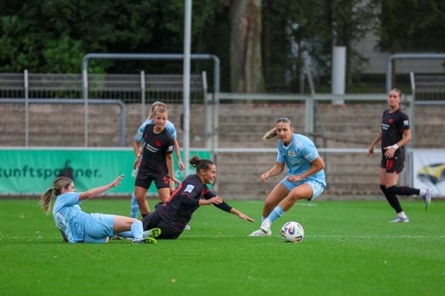 Leverkusen, Deutschland 15. September 2025: 1. FBL - 2025 2026 - Bayer 04 Leverkusen vs. FC Union Berlin Im Bild: v.li. im Zweikampf Eileen Campbell (Union Berlin), Carlotta Wamser (Bayer Leverkusen) und Tanja Pawollek (Union Berlin) DFB regulations prohibit any use of photographs as image sequences and or quasi-video Ulrich-Haberland-Stadion Nordrhein Westfalen Copyright: xFotostandx xFantinix