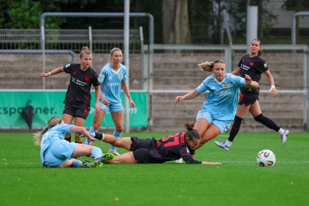 Leverkusen, Deutschland 15. September 2025: 1. FBL - 2025 2026 - Bayer 04 Leverkusen vs. FC Union Berlin Im Bild: v.li. im Zweikampf Eileen Campbell (Union Berlin), Carlotta Wamser (Bayer Leverkusen) und Tanja Pawollek (Union Berlin) DFB regulations prohibit any use of photographs as image sequences and or quasi-video Ulrich-Haberland-Stadion Nordrhein Westfalen Copyright: xFotostandx xFantinix