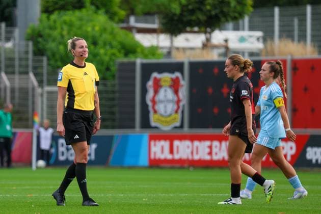 Leverkusen, Deutschland 15. September 2025: 1. FBL - 2025 2026 - Bayer 04 Leverkusen vs. FC Union Berlin Im Bild: v.li. Schiedsrichterin Anna-Lena Heidenreich (Deutschland) DFB regulations prohibit any use of photographs as image sequences and or quasi-video Ulrich-Haberland-Stadion Nordrhein Westfalen Copyright: xFotostandx xFantinix