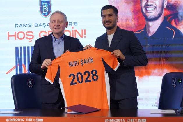 Coach Nuri sahin signed a 3-year contract with Basaksehir Football Club in Istanbul Turkey on September 15 , 2025. ( Photo by Seskimphoto ) Pictured: President Goksel Gumusdag (L) and Nuri Sahin Istanbul Turkey Istanbul Turkey Copyright: xSeskimphotox Nuri_Sahin_150925 (41)