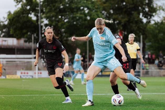 15.09.25, Frauen, Fussball, Google Pixel Frauen Bundesliga, Saison 2025 2026, Bayer 04 Leverkusen - 1. FC Union Berlin, 2. Spieltag Samantha Steuerwald ( 19 - 1. FC Union Berlin) Pass Leverkusen Ulrich-Haberland-Stadion NRW Deutschland