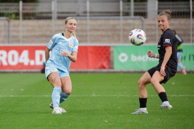 15.09.2025, xgrfx, Fussball Google Pixel Frauen-Bundesliga, Bayer Leverkusen - 1.FC Union Berlin v.l. Judith Steinert (1.FC Union Berlin), Kristin Kögel (Bayer Leverkusen) (DFL DFB REGULATIONS PROHIBIT ANY USE OF PHOTOGRAPHS as IMAGE SEQUENCES and or QUASI-VIDEO) Leverkusen
