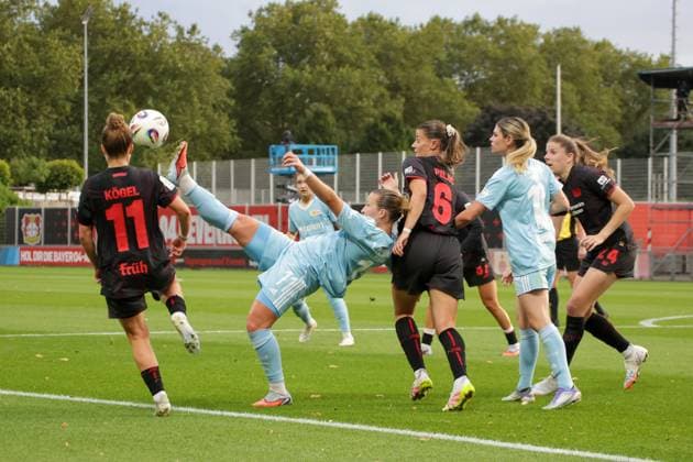 15.09.2025, xgrfx, Fussball Google Pixel Frauen-Bundesliga, Bayer Leverkusen - 1.FC Union Berlin v.l. Kristin Kögel (Bayer Leverkusen), Dina Orschmann (1.FC Union Berlin), Katharina Piljic (Bayer Leverkusen), Eileen Campbell (1.FC Union Berlin) (DFL DFB REGULATIONS PROHIBIT ANY USE OF PHOTOGRAPHS as IMAGE SEQUENCES and or QUASI-VIDEO) Leverkusen