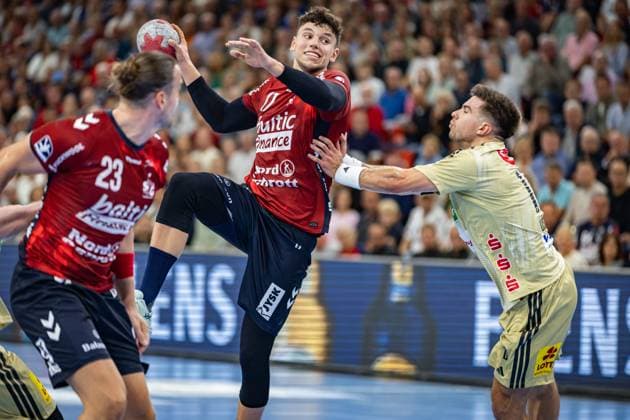 DAIKIN HBL: SG Flensburg-Handewitt vs TSV Hannover-Burgdorf; 15.09.25 Marko Grgic (Nr.17, SG Flensburg-Handewitt) gegen Renars Uscins (Nr.10, TSV Hannover-Burgdorf) DAIKIN HBL: SG Flensburg-Handewitt vs TSV Hannover-Burgdorf, GP JOULE Arena Flensburg am 15.09.25 Copyright: xBEAUTIFULxSPORTS MarioxM.xKobergx