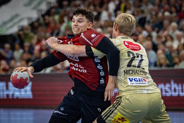 DAIKIN HBL: SG Flensburg-Handewitt vs TSV Hannover-Burgdorf; 15.09.25 Marko Grgic (Nr.17, SG Flensburg-Handewitt) gegen Marian Michalczik (Nr.22, TSV Hannover-Burgdorf) DAIKIN HBL: SG Flensburg-Handewitt vs TSV Hannover-Burgdorf, GP JOULE Arena Flensburg am 15.09.25 Copyright: xBEAUTIFULxSPORTS MarioxM.xKobergx