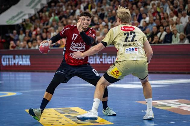 DAIKIN HBL: SG Flensburg-Handewitt vs TSV Hannover-Burgdorf; 15.09.25 Marko Grgic (Nr.17, SG Flensburg-Handewitt) gegen Marian Michalczik (Nr.22, TSV Hannover-Burgdorf) DAIKIN HBL: SG Flensburg-Handewitt vs TSV Hannover-Burgdorf, GP JOULE Arena Flensburg am 15.09.25 Copyright: xBEAUTIFULxSPORTS MarioxM.xKobergx
