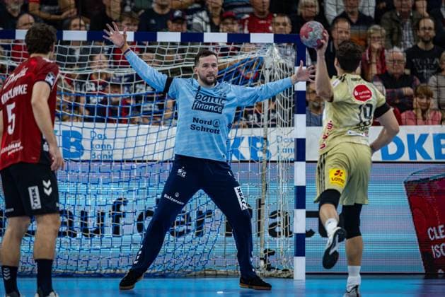 DAIKIN HBL: SG Flensburg-Handewitt vs TSV Hannover-Burgdorf; 15.09.25 Benjamin Buric (Nr.01, SG Flensburg-Handewitt) gegen Marius Steinhauser (Nr.19, TSV Hannover-Burgdorf) DAIKIN HBL: SG Flensburg-Handewitt vs TSV Hannover-Burgdorf, GP JOULE Arena Flensburg am 15.09.25 Copyright: xBEAUTIFULxSPORTS MarioxM.xKobergx