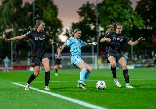 Zweikampf zwischen: Lilla Turanyi (Bayer 04 Leverkusen, 24) und Eileen Campbell (1. FC Union Berlin, 10) 15.09.2025, Bayer Leverkusen - 1. FC Union Berlin, Fussball, Google Pixel Frauen-Bundesliga, GER, Leverkusen, Ulrich Haberland Stadion, Saison 25 26, 2. Spieltag DFL regulations prohibit any use of photographs as image sequences and or quasi-video. Copyright: HMBxMedia xMarcoxBader