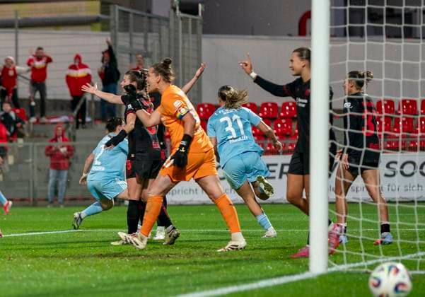 Tor für Union Berlin. Die Spielerinnen eilen schnell zurück zur Mittellinie nach dem 3-2 Anschlusstreffer 15.09.2025, Bayer Leverkusen - 1. FC Union Berlin, Fussball, Google Pixel Frauen-Bundesliga, GER, Leverkusen, Ulrich Haberland Stadion, Saison 25 26, 2. Spieltag DFL regulations prohibit any use of photographs as image sequences and or quasi-video. Copyright: HMBxMedia xMarcoxBader