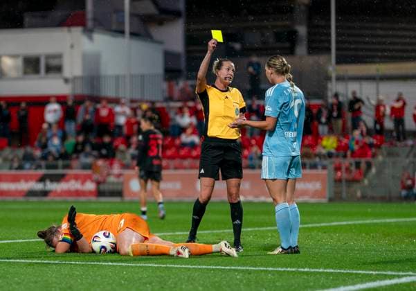 Gelbe Karte von Anna-Lena Heidenreich (Schiedsrichterin) für Samantha Steuerwald (1. FC Union Berlin, 19) nach einem Foul an Friederike Repohl (Bayer 04 Leverkusen, 27) 15.09.2025, Bayer Leverkusen - 1. FC Union Berlin, Fussball, Google Pixel Frauen-Bundesliga, GER, Leverkusen, Ulrich Haberland Stadion, Saison 25 26, 2. Spieltag DFL regulations prohibit any use of photographs as image sequences and or quasi-video. Copyright: HMBxMedia xMarcoxBader