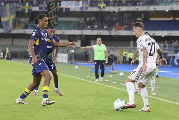 CALCIO - Serie A - Hellas Verona FC vs US Cremonese Jari Vandeputte of US Cremonese competes for the ball with Antoine Joseph Bernede of Hellas Verona FC during Hellas Verona FC vs US Cremonese, 3Â° Serie A Enilive 2025-26 game at Marcantonio Bentegodi stadium in Verona (VR), Italy, on September 15, 2025. Verona Italy  Copyright: xIPAxSport ABACAx