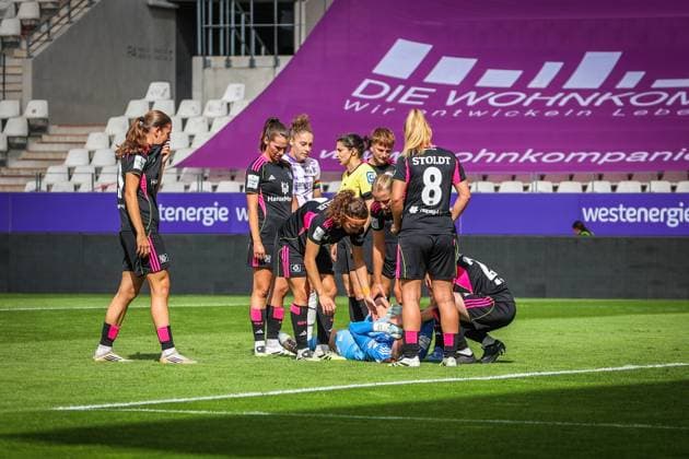 Essen, Deutschland 13. September 2025: 1. BL - Frauen - 2025 2026 - SGS Essen vs. Hamburger SV Im Bild: Torhüterin Laura Sieger (HSV) liegt verletzt am Boden. DFB regulations prohibit any use of photographs as image sequences and or quasi-video Stadion an der Hafenstraße Nordrhein Westfalen Copyright: xFotostandx xWaldeckx