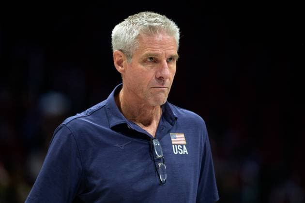 September 15, 2025, Quezon City, Manila, Philippines: USA vs Portugal in their Pool Phase match during the FIVB Mens Volleyball World Championship, WM, Weltmeisterschaft 2025 in Manila, Philippines. USA wins in 3 sets. USAs coach, USA Coach, Karch KIRALY Quezon City Philippines - ZUMAr144 20250915_zap_r144_027 Copyright: xJaynexRussellx