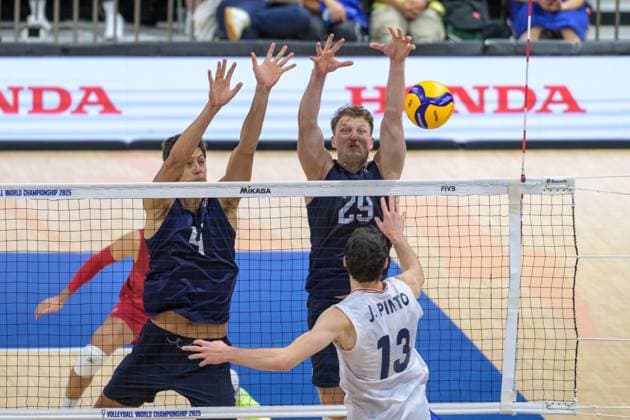 September 15, 2025, Quezon City, Manila, Philippines: USA vs Portugal in their Pool Phase match during the FIVB Mens Volleyball World Championship, WM, Weltmeisterschaft 2025 in Manila, Philippines. USA wins in 3 sets. USAs Jeffrey JENDRYK II and Jordan EWERT at the net Quezon City Philippines - ZUMAr144 20250915_zap_r144_018 Copyright: xJaynexRussellx