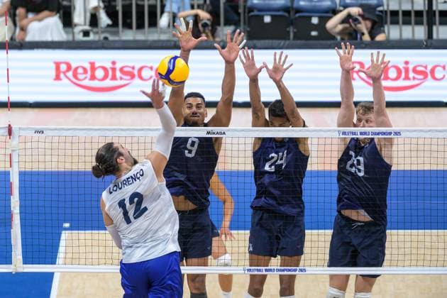 September 15, 2025, Quezon City, Manila, Philippines: USA vs Portugal in their Pool Phase match during the FIVB Mens Volleyball World Championship, WM, Weltmeisterschaft 2025 in Manila, Philippines. USA wins in 3 sets. USAs Gabriel GARCIA, Merrick McHENRY and Jordan EWERT Quezon City Philippines - ZUMAr144 20250915_zap_r144_023 Copyright: xJaynexRussellx