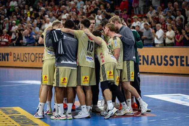 DAIKIN HBL: SG Flensburg-Handewitt vs TSV Hannover-Burgdorf; 15.09.25 Team TSV Hannover-Burgdorf nach dem Spiel DAIKIN HBL: SG Flensburg-Handewitt vs TSV Hannover-Burgdorf, GP JOULE Arena Flensburg am 15.09.25 Copyright: xBEAUTIFULxSPORTS MarioxM.xKobergx