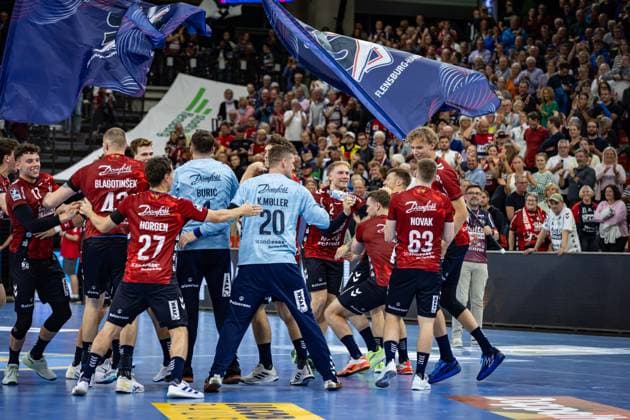 DAIKIN HBL: SG Flensburg-Handewitt vs TSV Hannover-Burgdorf; 15.09.25 Jubel nach Sieg Team SG Flensburg-Handewitt DAIKIN HBL: SG Flensburg-Handewitt vs TSV Hannover-Burgdorf, GP JOULE Arena Flensburg am 15.09.25 Copyright: xBEAUTIFULxSPORTS MarioxM.xKobergx