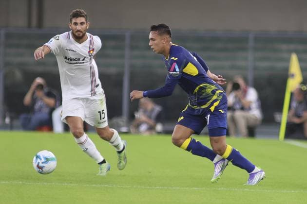 Giovane Santana do Nascimiento of Hellas Verona FC competes for the ball with Matteo Bianchetti of US Cremonese during Hellas Verona FC vs US Cremonese, 3Â° Serie A Enilive 2025-26 game at Marcantonio Bentegodi stadium in Verona (VR), Italy, on September 15, 2025.  Copyright: xDavidexCasentini IPAxSportx xipa-agency.netx xx IPA_64908650 IPA_Agency_IPA64908650