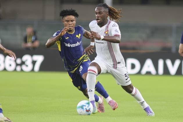 Warren Bondo of US Cremonese competes for the ball with Gift Emmanuel Orban of Hellas Verona FC during Hellas Verona FC vs US Cremonese, 3Â° Serie A Enilive 2025-26 game at Marcantonio Bentegodi stadium in Verona (VR), Italy, on September 15, 2025.  Copyright: xDavidexCasentini IPAxSportx xipa-agency.netx xx IPA_64908665 IPA_Agency_IPA64908665
