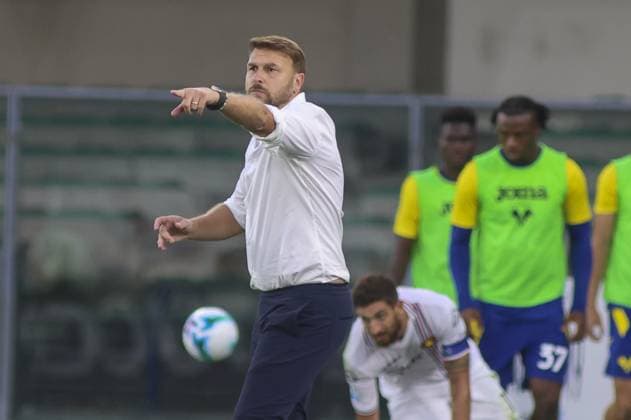 Paolo Zanetti Head Coach of Hellas Verona FC gestures during Hellas Verona FC vs US Cremonese, 3Â° Serie A Enilive 2025-26 game at Marcantonio Bentegodi stadium in Verona (VR), Italy, on September 15, 2025.  Copyright: xDavidexCasentini IPAxSportx xipa-agency.netx xx IPA_64908673 IPA_Agency_IPA64908673