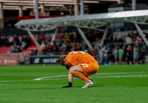 Friederike Repohl (Bayer 04 Leverkusen, 27) kniet nach Abpfiff auf dem Boden 15.09.2025, Bayer Leverkusen - 1. FC Union Berlin, Fussball, Google Pixel Frauen-Bundesliga, GER, Leverkusen, Ulrich Haberland Stadion, Saison 25 26, 2. Spieltag DFL regulations prohibit any use of photographs as image sequences and or quasi-video. Copyright: HMBxMedia xMarcoxBader