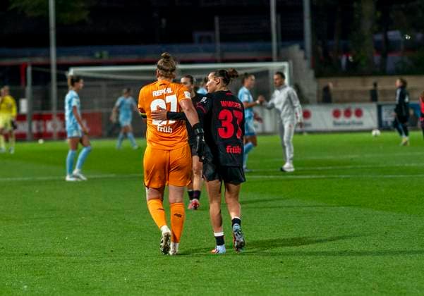 Friederike Repohl (Bayer 04 Leverkusen, 27) und Carlotta Wamser (Bayer 04 Leverkusen, 37) 15.09.2025, Bayer Leverkusen - 1. FC Union Berlin, Fussball, Google Pixel Frauen-Bundesliga, GER, Leverkusen, Ulrich Haberland Stadion, Saison 25 26, 2. Spieltag DFL regulations prohibit any use of photographs as image sequences and or quasi-video. Copyright: HMBxMedia xMarcoxBader