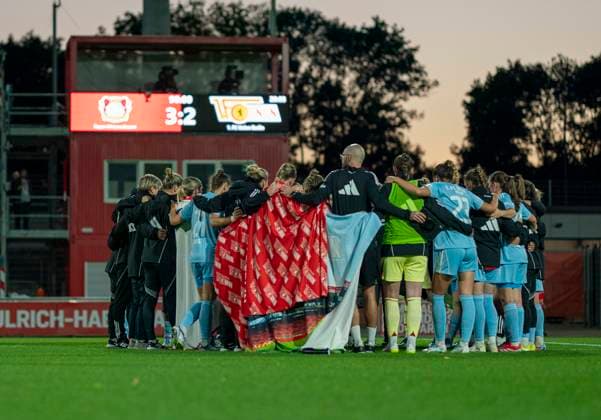 Die Mannschaft von Union Berlin steht im Kreis. Im Hintergrund ist die Anzeigetafel zu sehen, auf welcher das Endergebnis steht: 3-2 15.09.2025, Bayer Leverkusen - 1. FC Union Berlin, Fussball, Google Pixel Frauen-Bundesliga, GER, Leverkusen, Ulrich Haberland Stadion, Saison 25 26, 2. Spieltag DFL regulations prohibit any use of photographs as image sequences and or quasi-video. Copyright: HMBxMedia xMarcoxBader