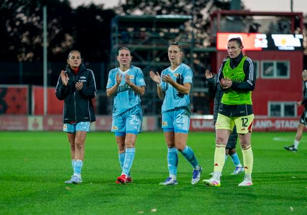 v.l.n.r. Anna Weis (1. FC Union Berlin, 21), Antonia Halverkamps (1. FC Union Berlin, 29), Jenny Hipp (1. FC Union Berlin, 27) und Melanie Wagner (1. FC Union Berlin, 12) klatschen enttäuscht den mitgereisten Fans zu. 15.09.2025, Bayer Leverkusen - 1. FC Union Berlin, Fussball, Google Pixel Frauen-Bundesliga, GER, Leverkusen, Ulrich Haberland Stadion, Saison 25 26, 2. Spieltag DFL regulations prohibit any use of photographs as image sequences and or quasi-video. Copyright: HMBxMedia xMarcoxBader
