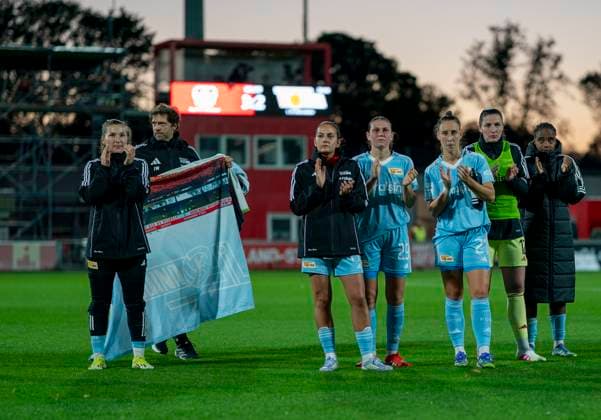 Die Spielerinnen von Union Berlin klatschen enttäuscht den mitgereisten Fans zu. 15.09.2025, Bayer Leverkusen - 1. FC Union Berlin, Fussball, Google Pixel Frauen-Bundesliga, GER, Leverkusen, Ulrich Haberland Stadion, Saison 25 26, 2. Spieltag DFL regulations prohibit any use of photographs as image sequences and or quasi-video. Copyright: HMBxMedia xMarcoxBader