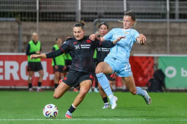 Leverkusen, Deutschland 15. September 2025: 1. FBL - 2025 2026 - Bayer 04 Leverkusen vs. FC Union Berlin Im Bild: v.li. im Zweikampf Carlotta Wamser (Bayer Leverkusen) und Nele Bauereisen (Union Berlin) DFB regulations prohibit any use of photographs as image sequences and or quasi-video Ulrich-Haberland-Stadion Nordrhein Westfalen Copyright: xFotostandx xFantinix