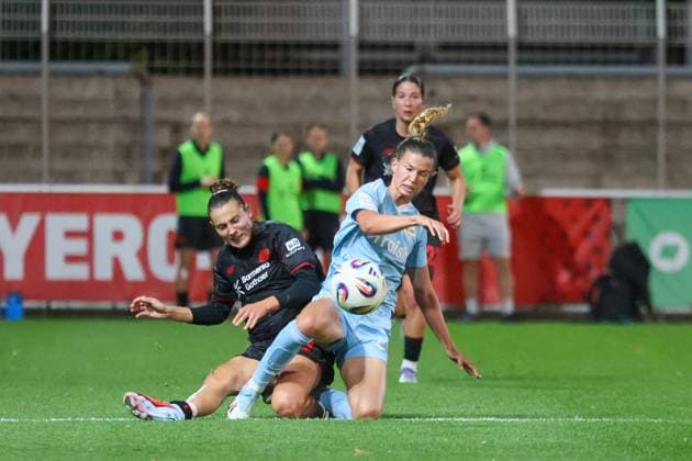 Leverkusen, Deutschland 15. September 2025: 1. FBL - 2025 2026 - Bayer 04 Leverkusen vs. FC Union Berlin Im Bild: v.li. im Zweikampf Carlotta Wamser (Bayer Leverkusen) und Nele Bauereisen (Union Berlin) DFB regulations prohibit any use of photographs as image sequences and or quasi-video Ulrich-Haberland-Stadion Nordrhein Westfalen Copyright: xFotostandx xFantinix