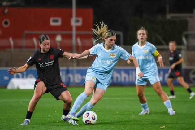 Leverkusen, Deutschland 15. September 2025: 1. FBL - 2025 2026 - Bayer 04 Leverkusen vs. FC Union Berlin Im Bild: v.li. im Zweikampf Ruby Grant (Bayer Leverkusen) und Eileen Campbell (Union Berlin) DFB regulations prohibit any use of photographs as image sequences and or quasi-video Ulrich-Haberland-Stadion Nordrhein Westfalen Copyright: xFotostandx xFantinix