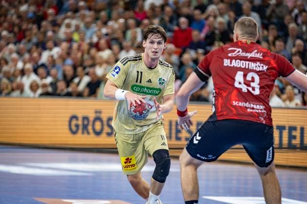 DAIKIN HBL: SG Flensburg-Handewitt vs TSV Hannover-Burgdorf; 15.09.25 Maxim Orlov (Nr.11, TSV Hannover-Burgdorf) gegen Blaz Blagotinsek (Nr.43, SG Flensburg-Handewitt) DAIKIN HBL: SG Flensburg-Handewitt vs TSV Hannover-Burgdorf, GP JOULE Arena Flensburg am 15.09.25 Copyright: xBEAUTIFULxSPORTS MarioxM.xKobergx