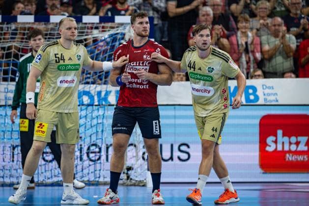 DAIKIN HBL: SG Flensburg-Handewitt vs TSV Hannover-Burgdorf; 15.09.25 Kampf am Kreis Justus Fischer (Nr.54, TSV Hannover-Burgdorf), Johannes Golla (Nr.04, SG Flensburg-Handewitt), Thomas Alfred Solstad (Nr.44, TSV Hannover-Burgdorf) DAIKIN HBL: SG Flensburg-Handewitt vs TSV Hannover-Burgdorf, GP JOULE Arena Flensburg am 15.09.25 Copyright: xBEAUTIFULxSPORTS MarioxM.xKobergx