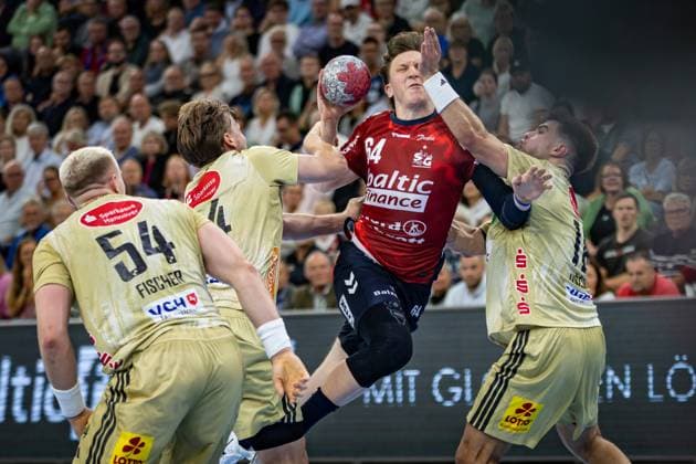 DAIKIN HBL: SG Flensburg-Handewitt vs TSV Hannover-Burgdorf; 15.09.25 Lasse Kjaer Møller (Nr.64, SG Flensburg-Handewitt) im Angriff DAIKIN HBL: SG Flensburg-Handewitt vs TSV Hannover-Burgdorf, GP JOULE Arena Flensburg am 15.09.25 Copyright: xBEAUTIFULxSPORTS MarioxM.xKobergx