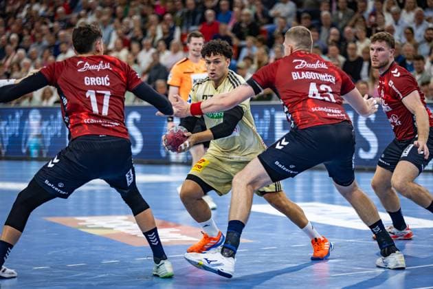 DAIKIN HBL: SG Flensburg-Handewitt vs TSV Hannover-Burgdorf; 15.09.25 Sindre Aho (Nr.27, TSV Hannover-Burgdorf) im Angriff DAIKIN HBL: SG Flensburg-Handewitt vs TSV Hannover-Burgdorf, GP JOULE Arena Flensburg am 15.09.25 Copyright: xBEAUTIFULxSPORTS MarioxM.xKobergx