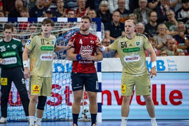 DAIKIN HBL: SG Flensburg-Handewitt vs TSV Hannover-Burgdorf; 15.09.25 Kampf am Kreis Maxim Orlov (Nr.11, TSV Hannover-Burgdorf), Johannes Golla (Nr.04, SG Flensburg-Handewitt), Justus Fischer (Nr.54, TSV Hannover-Burgdorf) DAIKIN HBL: SG Flensburg-Handewitt vs TSV Hannover-Burgdorf, GP JOULE Arena Flensburg am 15.09.25 Copyright: xBEAUTIFULxSPORTS MarioxM.xKobergx