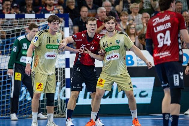 DAIKIN HBL: SG Flensburg-Handewitt vs TSV Hannover-Burgdorf; 15.09.25 Kampf am Kreis Maxim Orlov (Nr.11, TSV Hannover-Burgdorf), Lukas Jørgensen (Nr.25, SG Flensburg-Handewitt), Thomas Alfred Solstad (Nr.44, TSV Hannover-Burgdorf) DAIKIN HBL: SG Flensburg-Handewitt vs TSV Hannover-Burgdorf, GP JOULE Arena Flensburg am 15.09.25 Copyright: xBEAUTIFULxSPORTS MarioxM.xKobergx