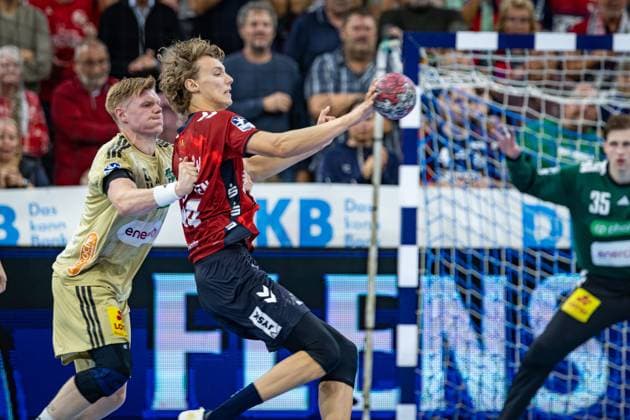 DAIKIN HBL: SG Flensburg-Handewitt vs TSV Hannover-Burgdorf; 15.09.25 Thilo Knutzen (Nr34, SG Flensburg-Handewitt) im Angriff DAIKIN HBL: SG Flensburg-Handewitt vs TSV Hannover-Burgdorf, GP JOULE Arena Flensburg am 15.09.25 Copyright: xBEAUTIFULxSPORTS MarioxM.xKobergx