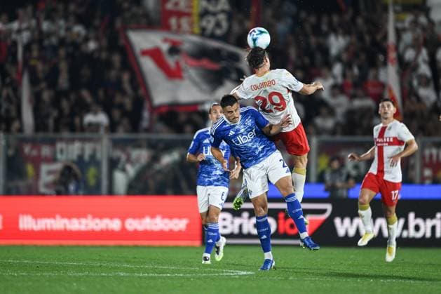 Lorenzo Colombo of Genoa CFC in action during the Italian Serie A football match between Calcio Como and Genoa CFC on 15 of September 2025 at the Giuseppe Senigallia stadium in Como, Italy  Copyright: xTizianoxBallabio IPAxSportx xipa-agency.netx xx IPA_64911261 IPA_Agency_IPA64911261