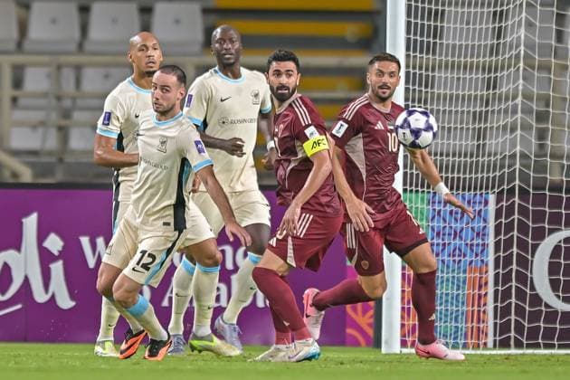 Al-Ittihad v Al-Wehda - AFC Champions League ABU DHABI, UNITED ARAB EMIRATES - SEPTEMBER 15: Dusan Tadic (R) of Al Wehda in action during the Asian Champions League (AFC) match between Al-Ittihad and Al-Wehda at the Al Nahyan Stadium in Abu Dhabi, United Arab Emirates, on September 15, 2025. Waleed Zein Anadolu Abu Dhabi United Arab Emirates. Editorial use only. Please get in touch for any other usage.  Copyright: x2025xAnadoluxWaleedxZeinx