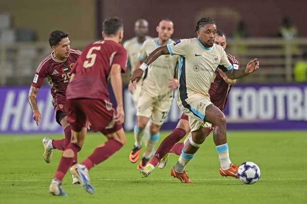 Al-Ittihad v Al-Wehda - AFC Champions League ABU DHABI, UNITED ARAB EMIRATES - SEPTEMBER 15: Steven Bergwijn (R) of Al Wehda in action during the Asian Champions League (AFC) match between Al-Ittihad and Al-Wehda at the Al Nahyan Stadium in Abu Dhabi, United Arab Emirates, on September 15, 2025. Waleed Zein Anadolu Abu Dhabi United Arab Emirates. Editorial use only. Please get in touch for any other usage.  Copyright: x2025xAnadoluxWaleedxZeinx