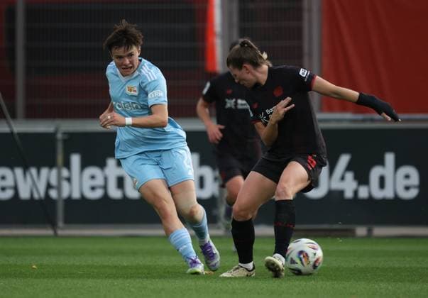 Tomke Schneider (FCU, L) und Claudia Wenger (B04), Leverkusen, Germany 15.09.2025, Frauen Bundesliga, 2. Spieltag, Bayer 04 Leverkusen - 1. FC Union Berlin.